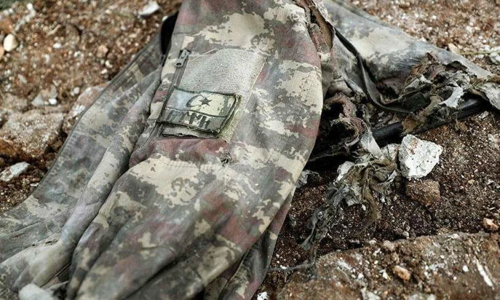 Διπλωματικό επεισόδιο Τουρκίας-Γερμανίας- Οι Τούρκοι τρέμουν την ξεφτίλα για αυτό συνέλαβαν Δημοσιογράφο για βίντεο με Τούρκο Αξιωματικό να φιλάει την σημαία του FSA (Βίντεο)